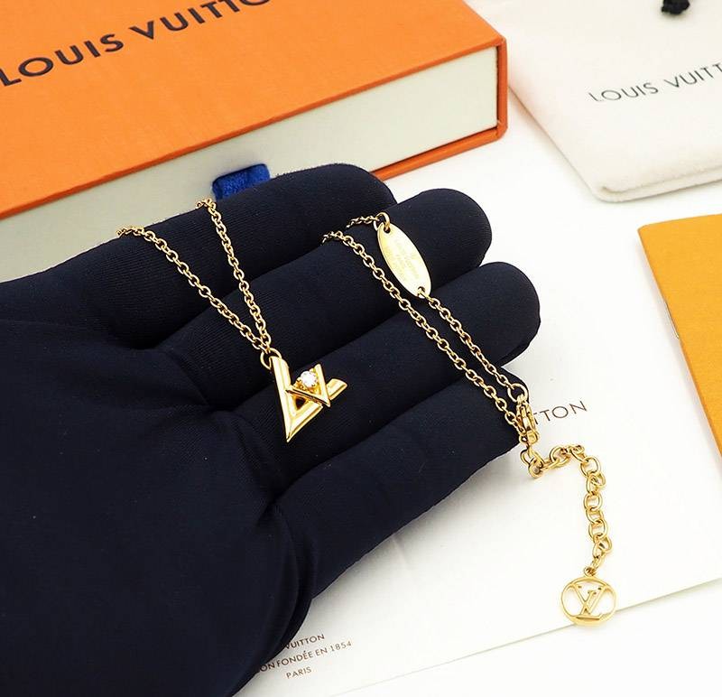 送料込ルイヴィトン 偽物 パンダンティフ LV ヴォルト ワン PM ネックレス 3色 vuz50436