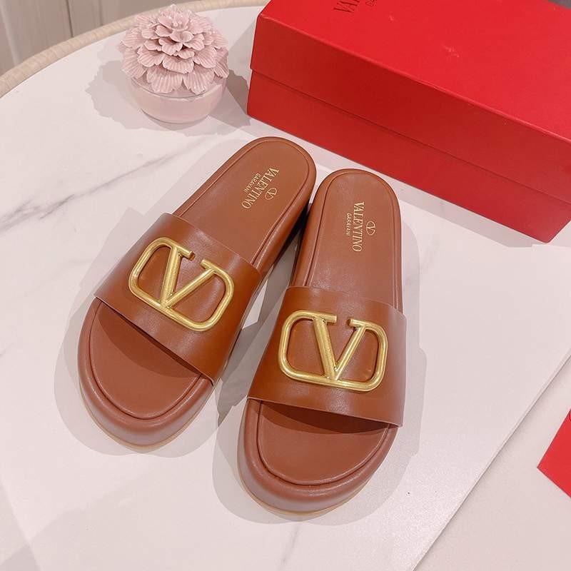 定番 履き心地の良い ヴァレンティノ リベット 厚底サンダル 偽物 Vui97176