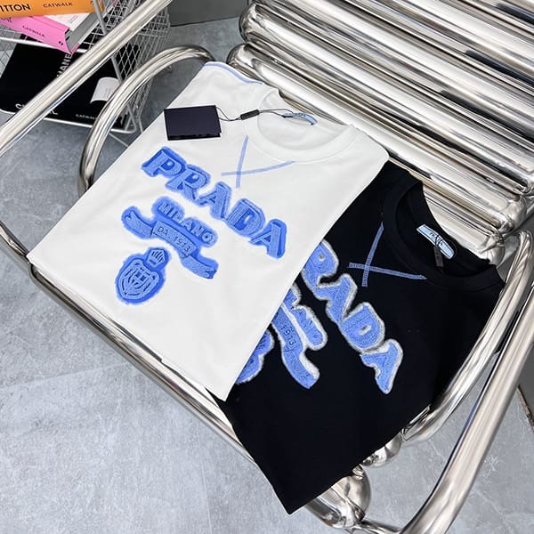 世界中で大人気♪プラダ ロゴエンブロイダリー コットン Tシャツ コピー 2色 pun26246